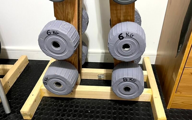 Read more about the article How to Make Your Own Dumbbells with Concrete